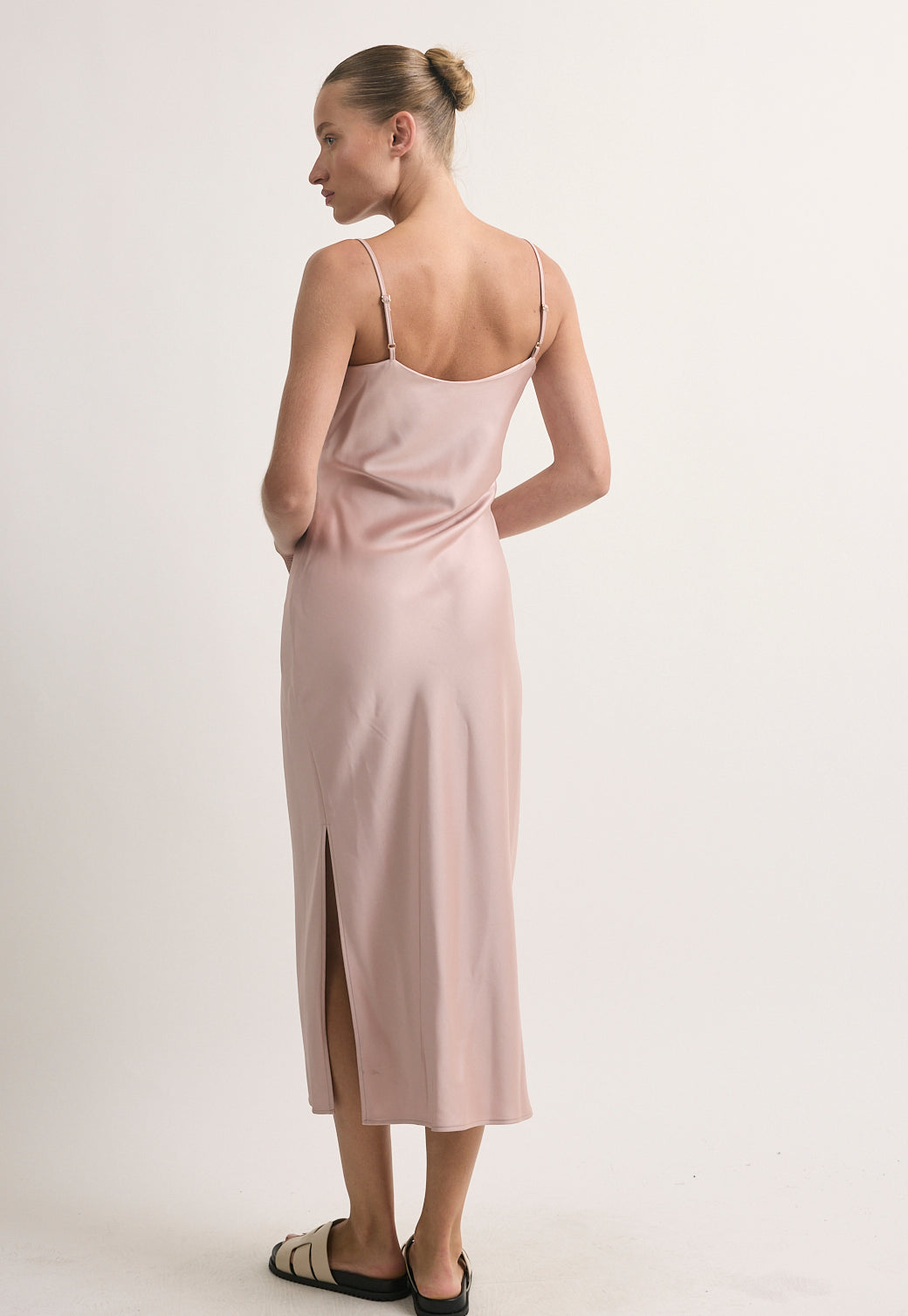 שמלת מידי בצבע ורוד