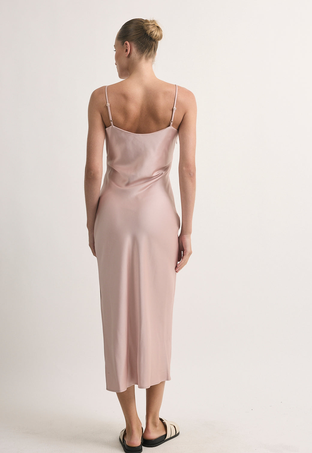 שמלת מידי בצבע ורוד