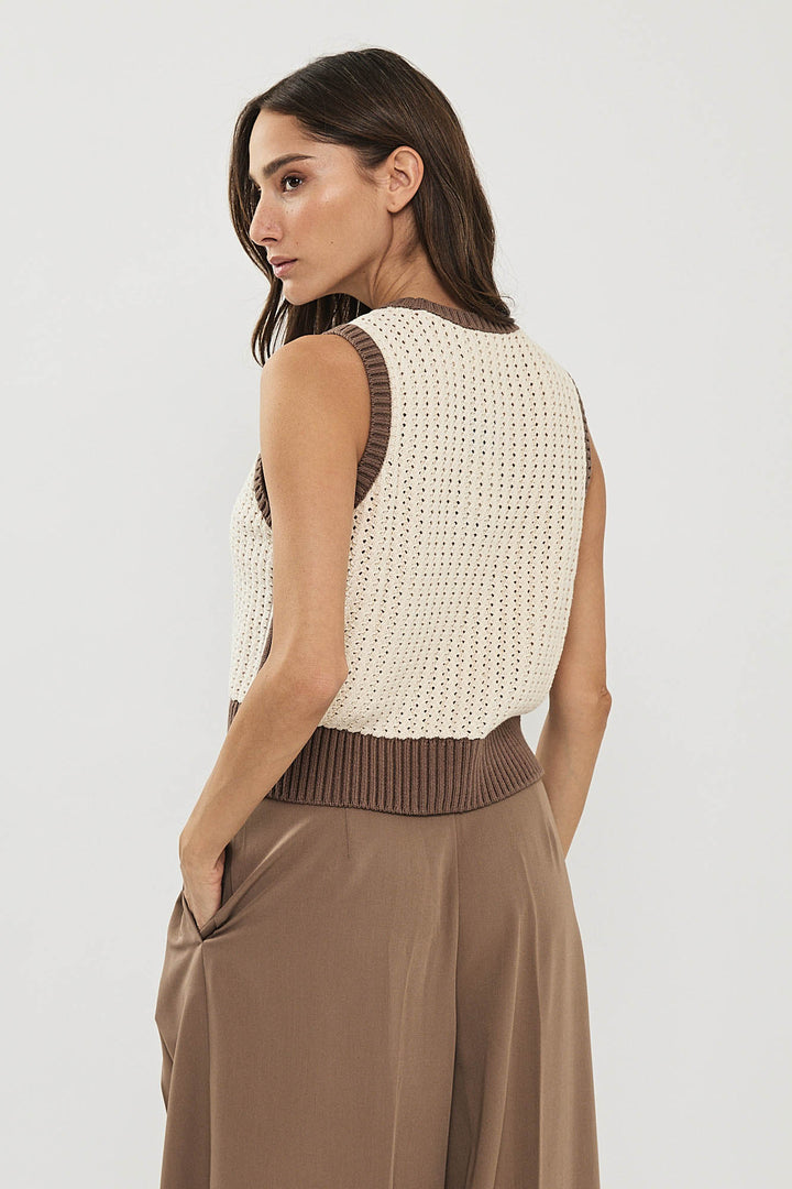 וסט סרוג KNITTED VEST בצבע בז' וחום