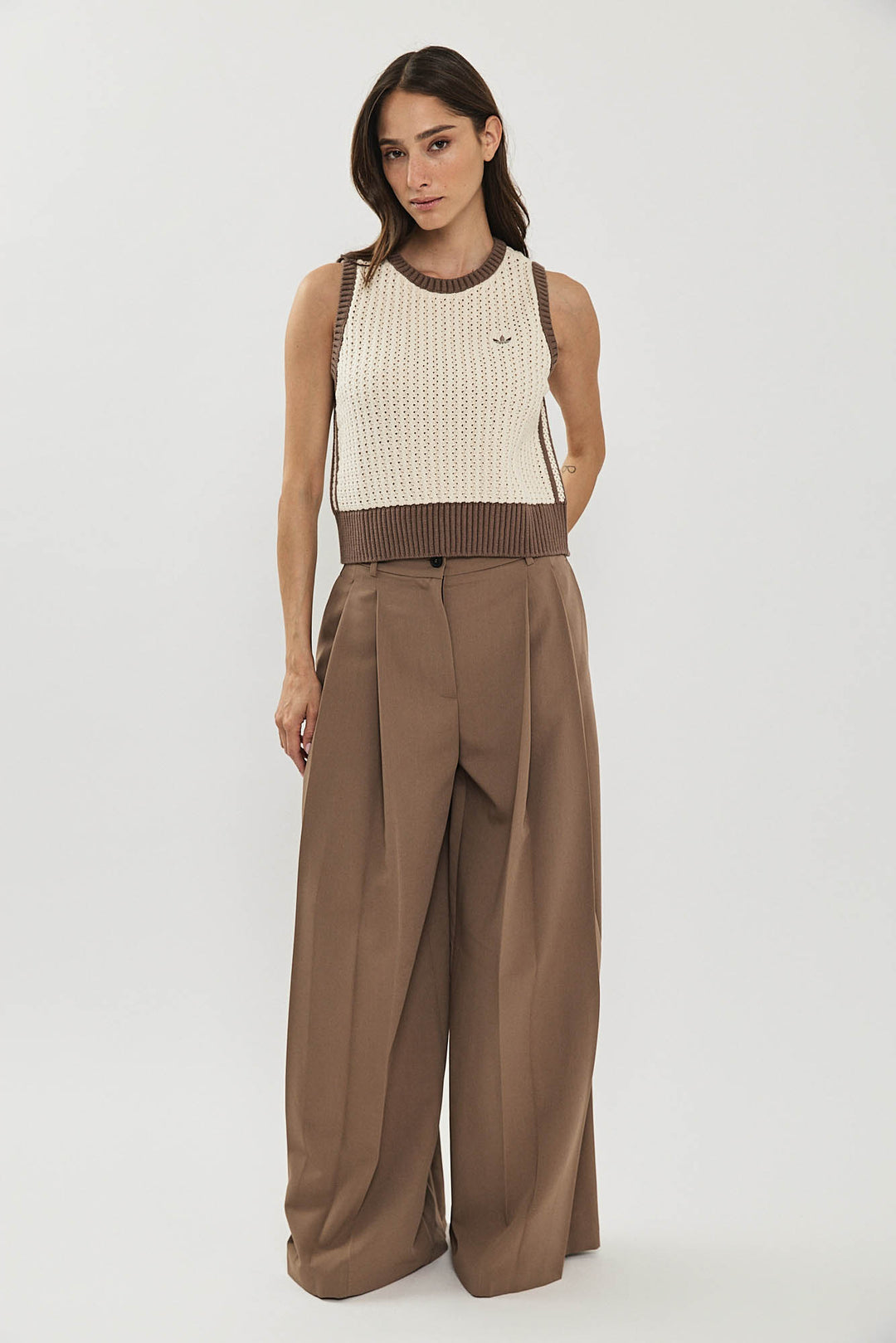 וסט סרוג KNITTED VEST בצבע בז' וחום