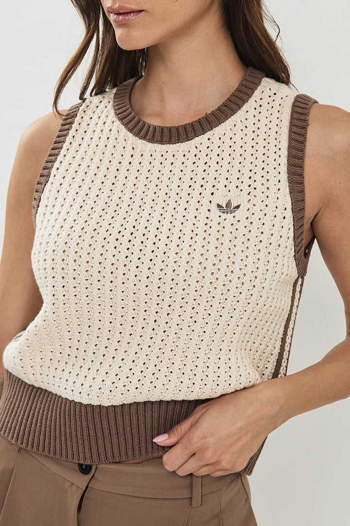 וסט סרוג KNITTED VEST בצבע בז' וחום