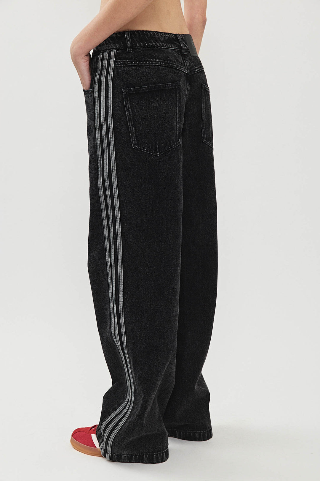 מכנסי ג׳ינס רחבים DENIM 3S בצבע שחור