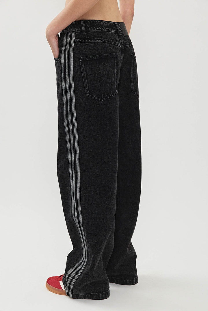 מכנסי ג׳ינס רחבים DENIM 3S בצבע שחור