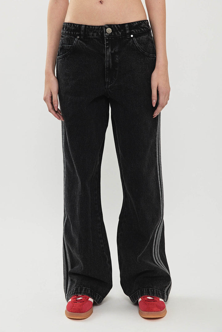 מכנסי ג׳ינס רחבים DENIM 3S בצבע שחור