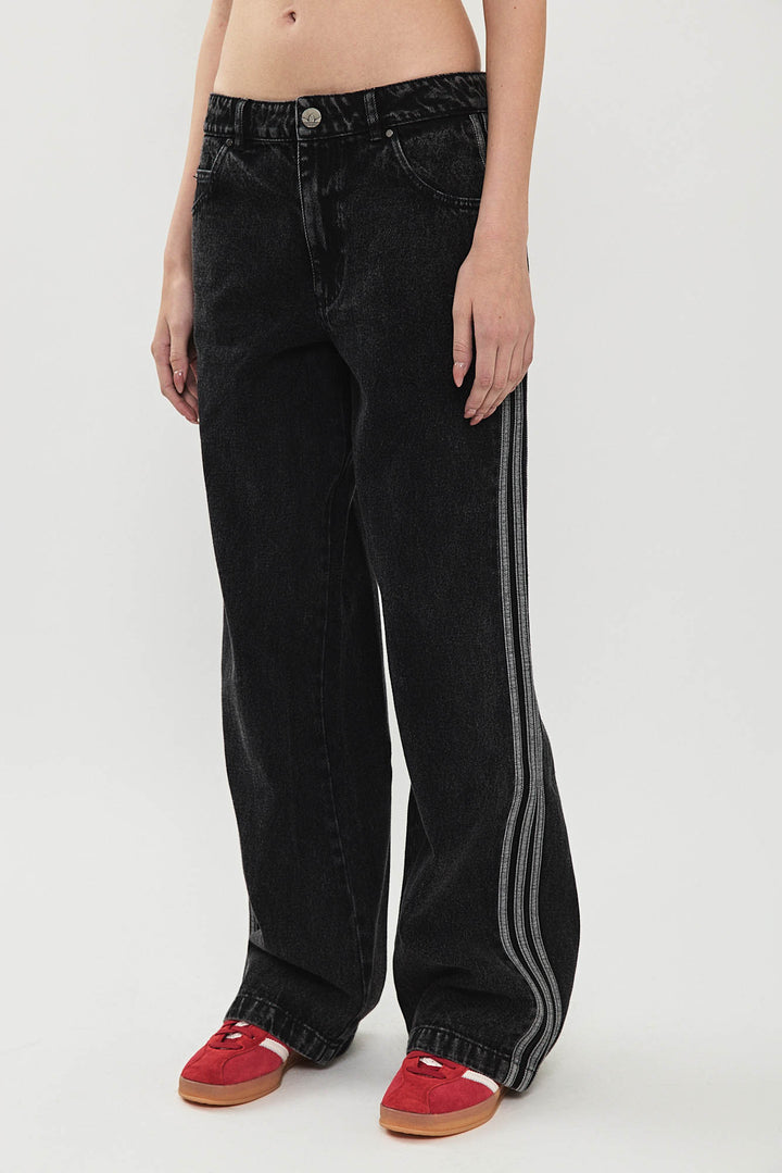 מכנסי ג׳ינס רחבים DENIM 3S בצבע שחור