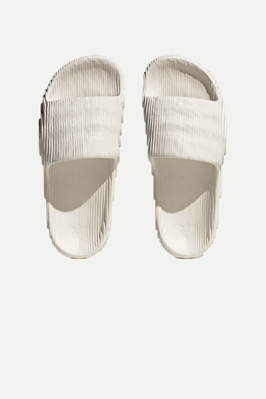 כפכפי ADILETTE 22 בצבע אוף ווייט