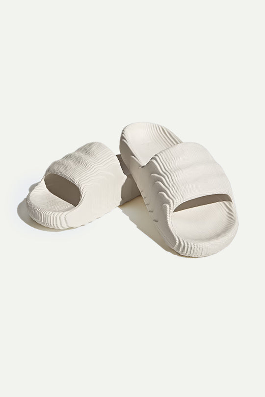 כפכפי ADILETTE 22 בצבע אוף ווייט