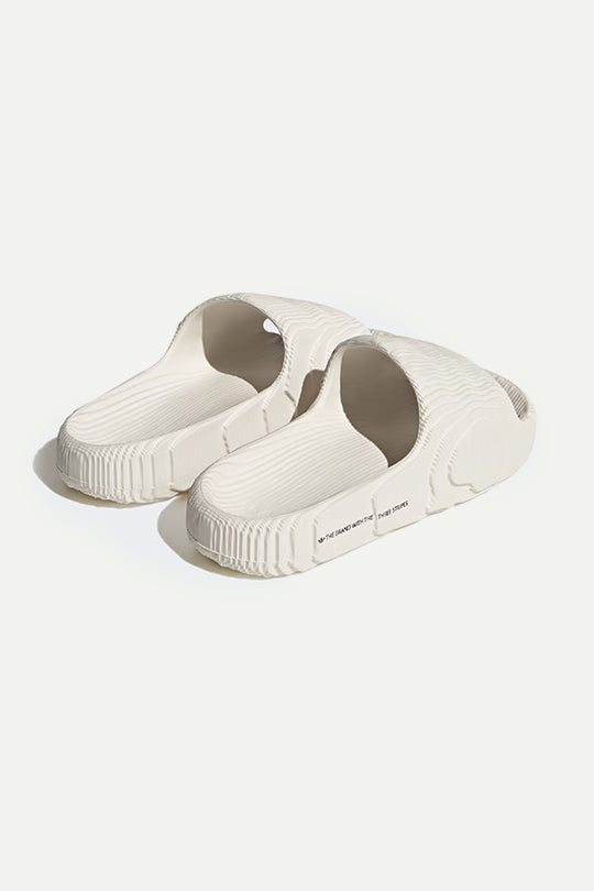 כפכפי ADILETTE 22 בצבע אוף ווייט