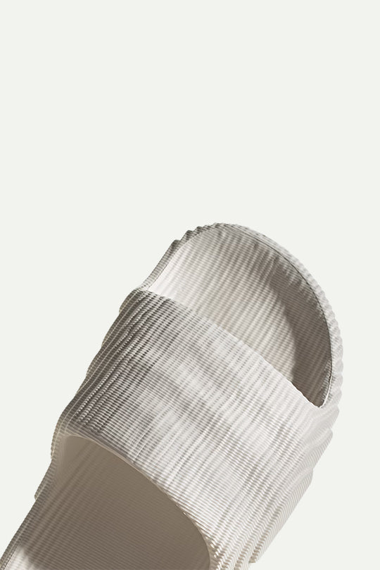 כפכפי ADILETTE 22 בצבע אוף ווייט