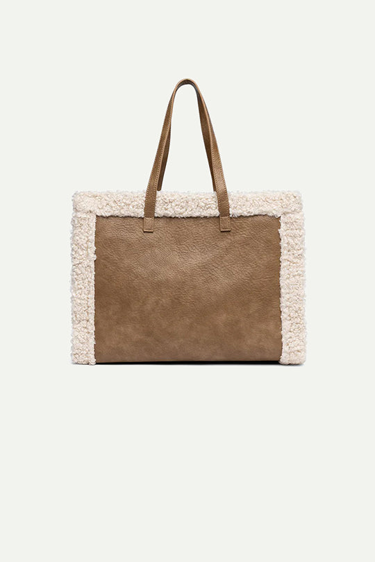 תיק צד לנשים בצבע חום עם עיטורי פרווה