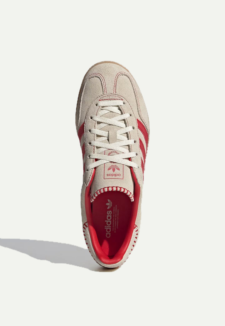 סניקרס GAZELLE INDOOR בצבע בז' ואדום