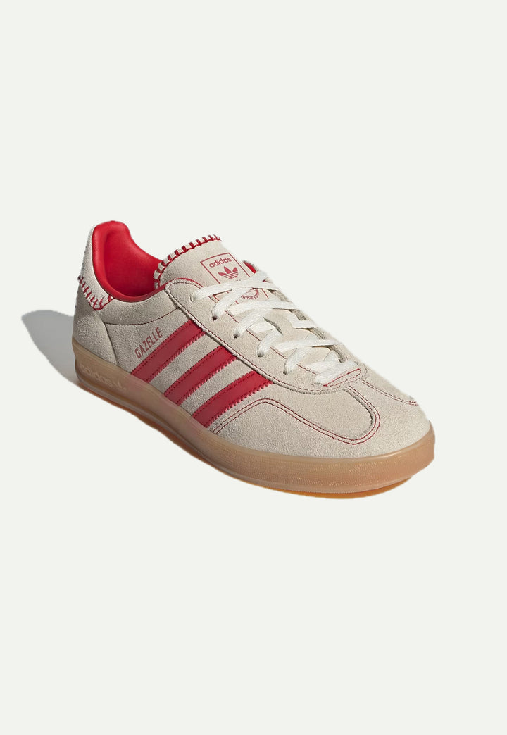 סניקרס GAZELLE INDOOR בצבע בז' ואדום