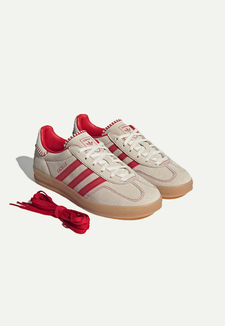 סניקרס GAZELLE INDOOR בצבע בז' ואדום