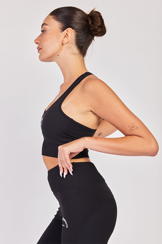 חזיית ספורט Racerback בצבע שחור