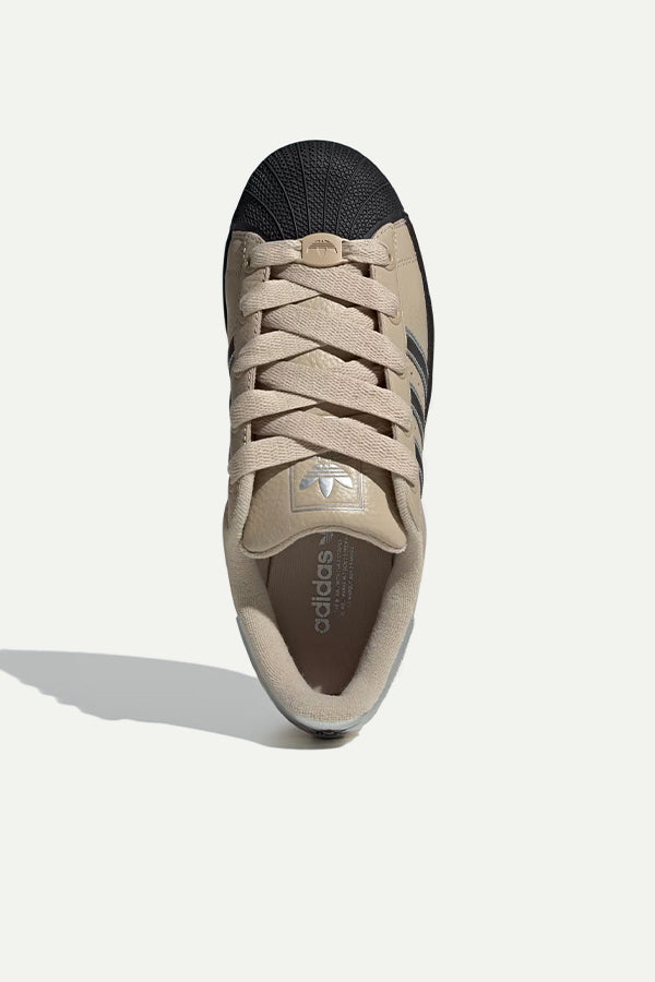 סניקרס בצבע בז' עם פסים כסופים וסוליה שחורה