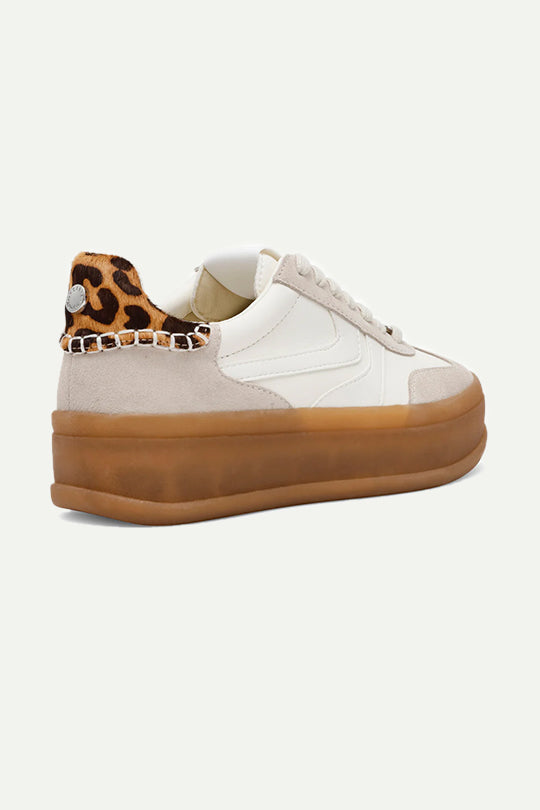 נעלי OFF-TRACK בצבע לבן מנומר