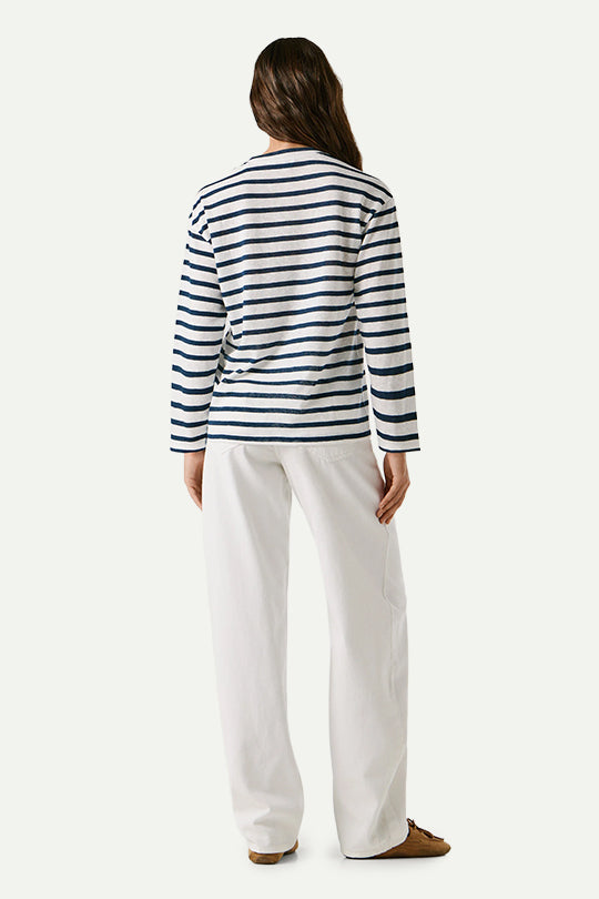 טי-שירט לנשים בצבע לבן עם פסים כחולים