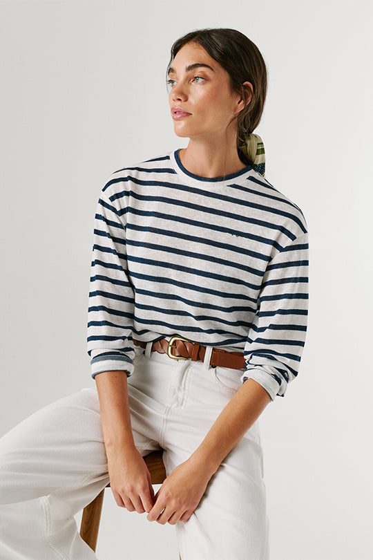 טי-שירט לנשים בצבע לבן עם פסים כחולים