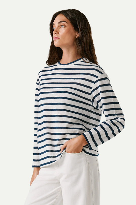טי-שירט לנשים בצבע לבן עם פסים כחולים