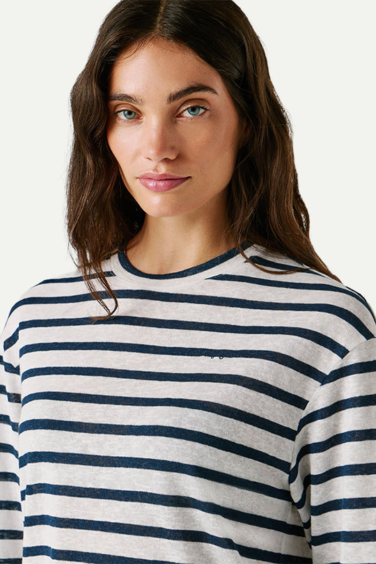 טי-שירט לנשים בצבע לבן עם פסים כחולים