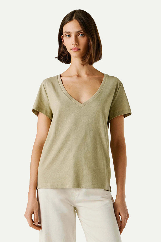 טי-שירט בצבע ירוק בהיר עם צווארון וי