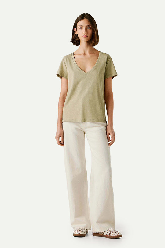 טי-שירט בצבע ירוק בהיר עם צווארון וי