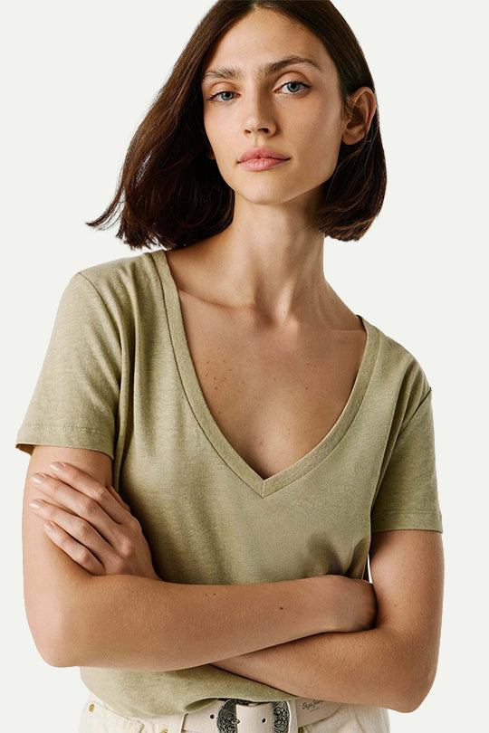 טי-שירט בצבע ירוק בהיר עם צווארון וי