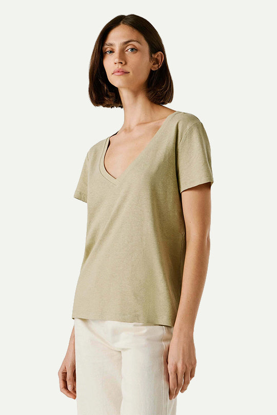 טי-שירט בצבע ירוק בהיר עם צווארון וי