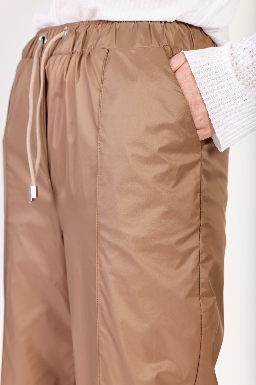 מכנסי טרנינג ניילון Rose בצבע חום