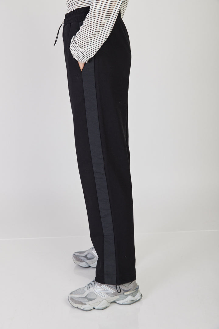 מכנסי טרנינג רחבים Helena בצבע שחור
