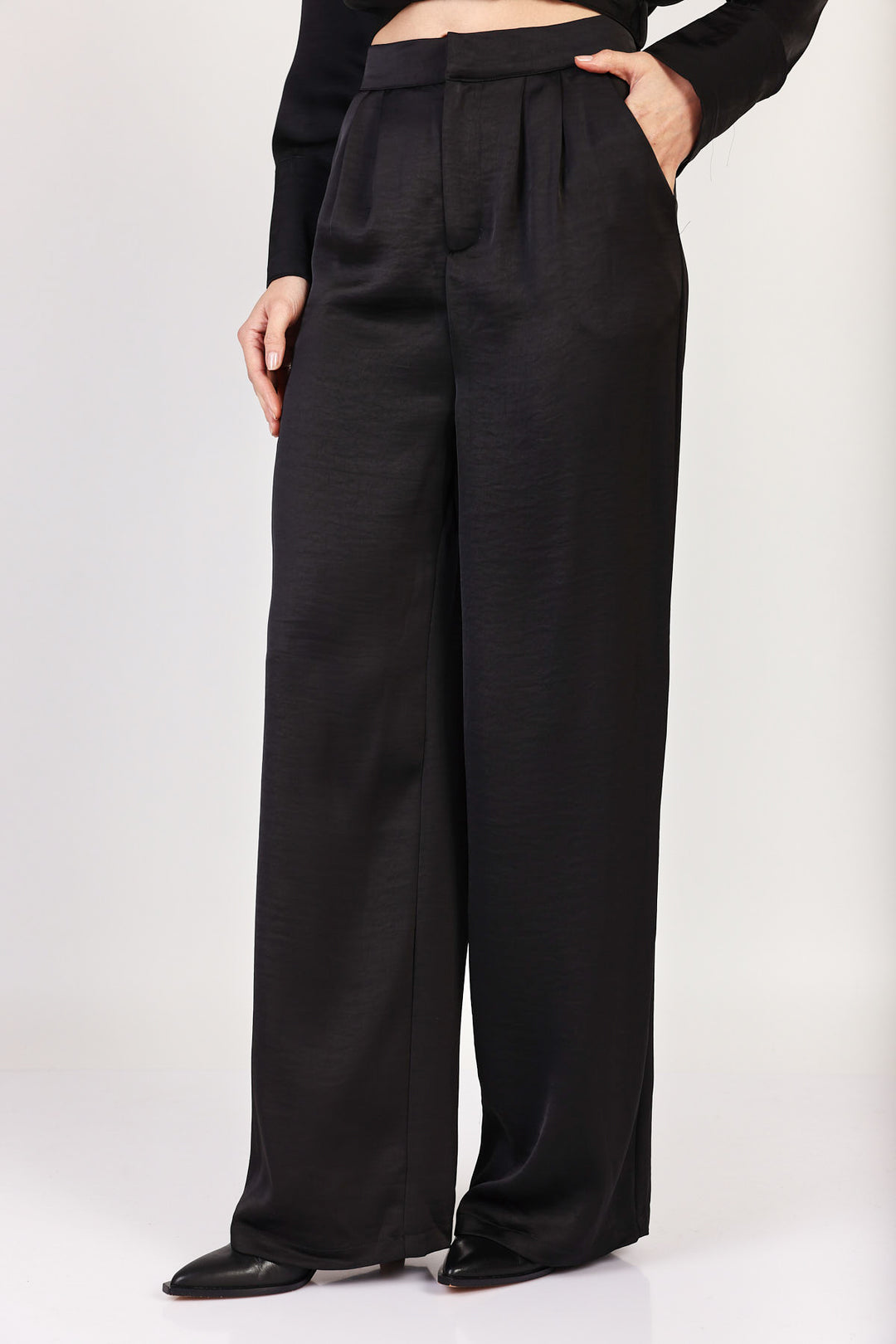 מכנסי סאטן מחוייטים Colette בצבע שחור
