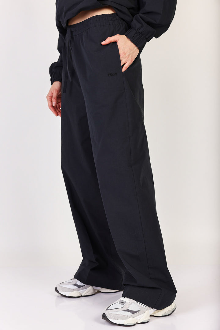 מכנסי טרנינג טאפט Tomiro בצבע שחור