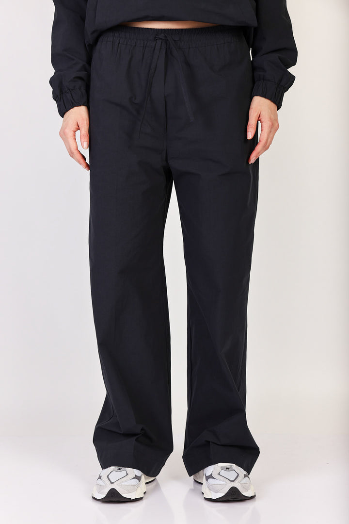 מכנסי טרנינג טאפט Tomiro בצבע שחור