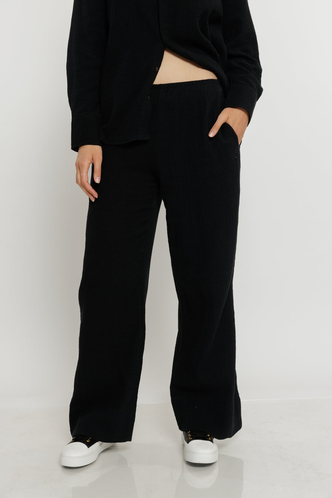 מכנסי טטרה רחבים Sigrid בצבע שחור