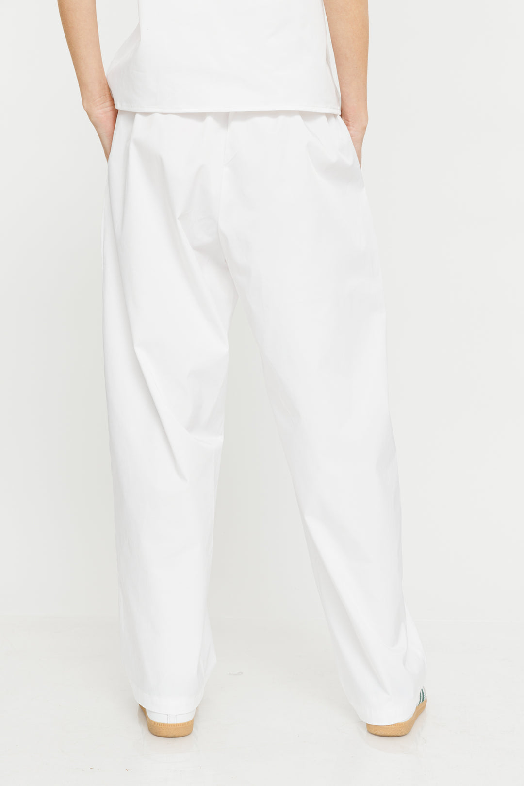 מכנסי ניילון ארוכים Oversize בצבע לבן