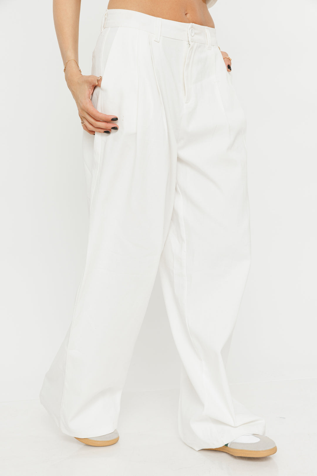מכנסיים מחוייטים רחבים Mmy בצבע לבן