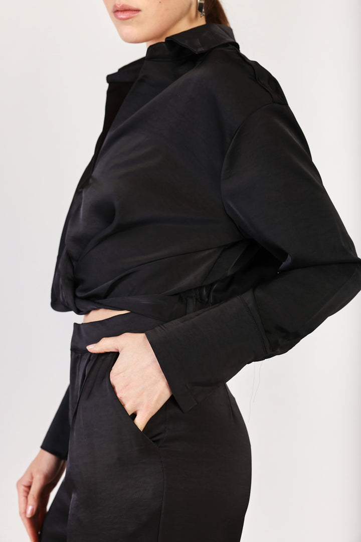 חולצת סאטן ארוכה Collette בצבע שחור