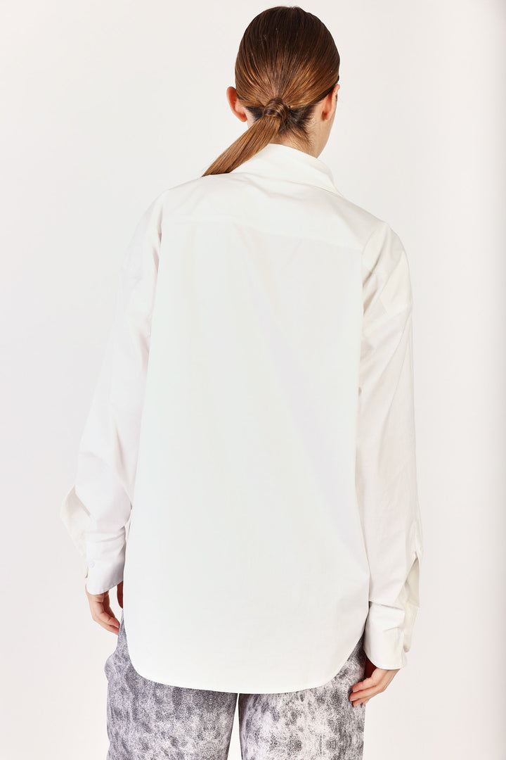 חולצת אוברסייז אוקספורד בצבע לבן