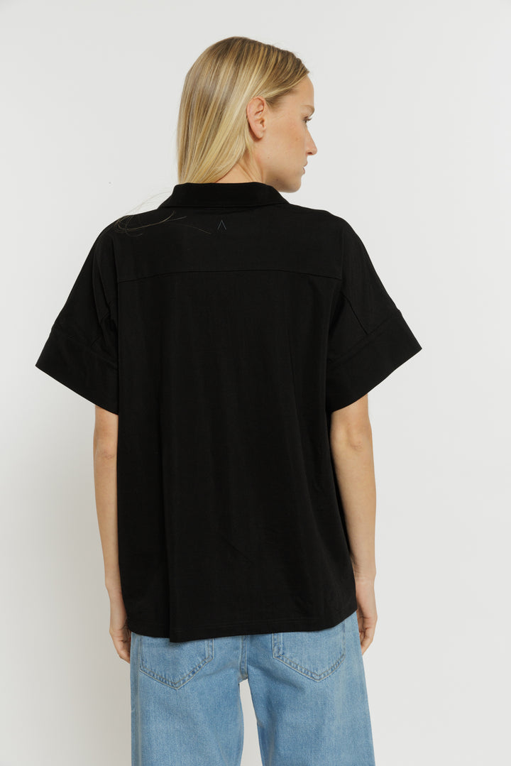 חולצת פולו קצרה Helen בצבע שחור