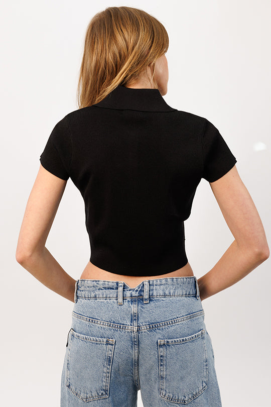 חולצה קצרה מכופתרת Knit Crop בצבע שחור