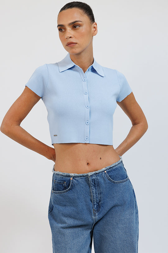 חולצה קצרה מכופתרת Knit Crop בצבע תכלת