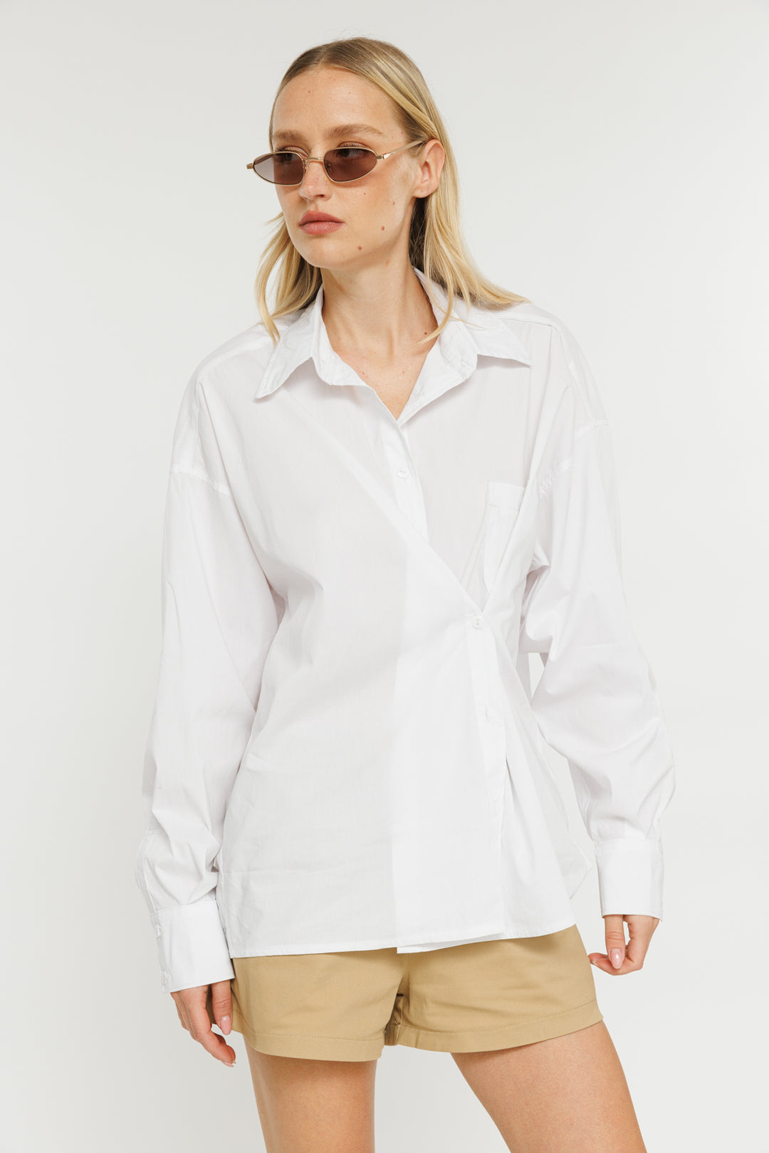 חולצת מעטפת מכופתרת Crisscross בצבע לבן
