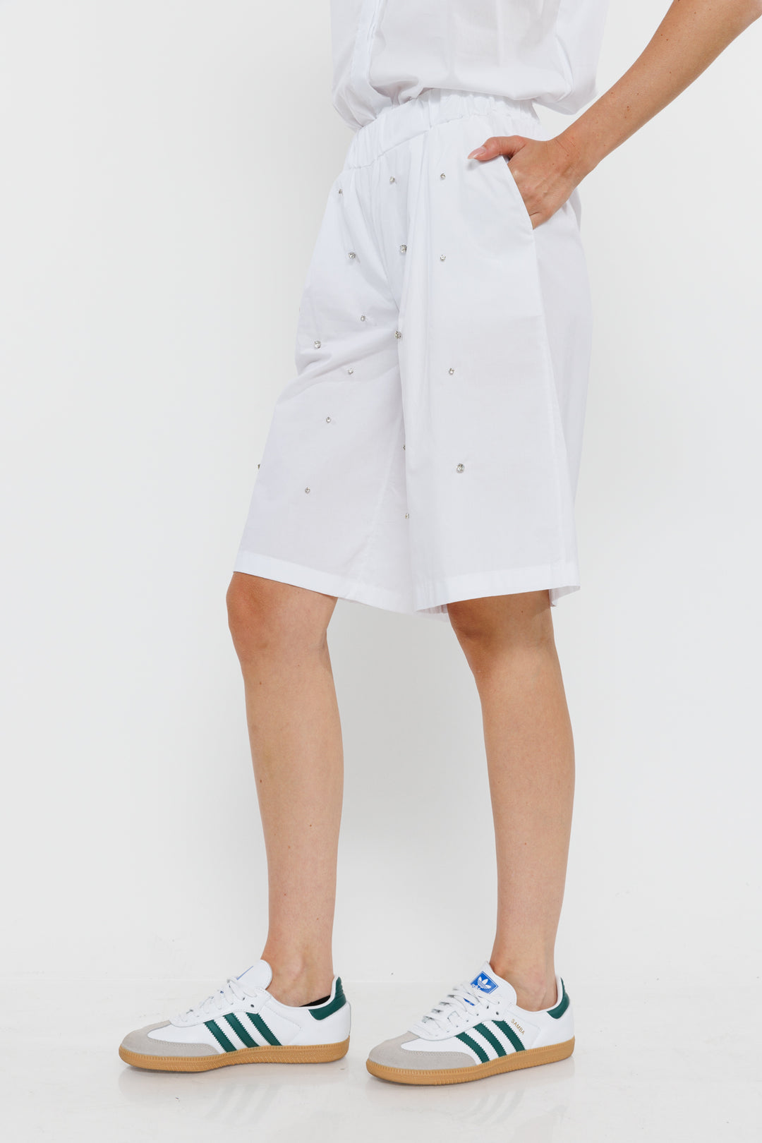 מכנסי ברמודה עם קריסטלים Shiny בצבע לבן