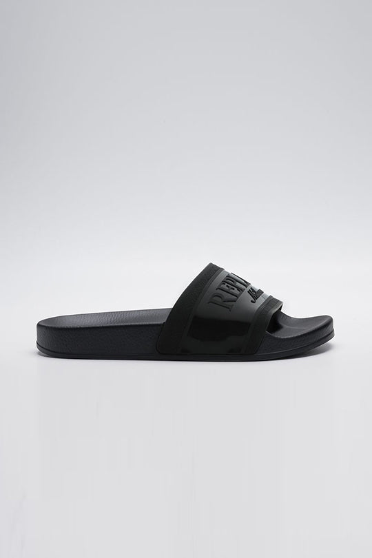 כפכפי Sleek בצבע שחור עם רצועת לוגו מבריקה