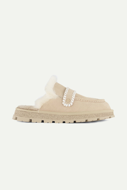 כפכפי מוקסין עם פרווה בצבע בז׳