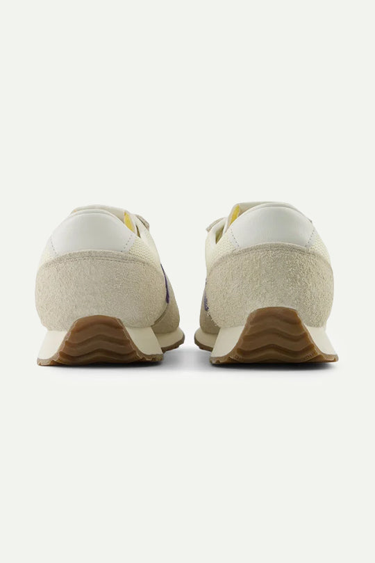 סניקרס U471AA בצבע שמנת עם סגול