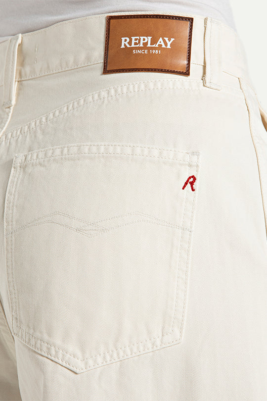 ג'ינס לנשים בגזרה רחבה בצבע שמנת