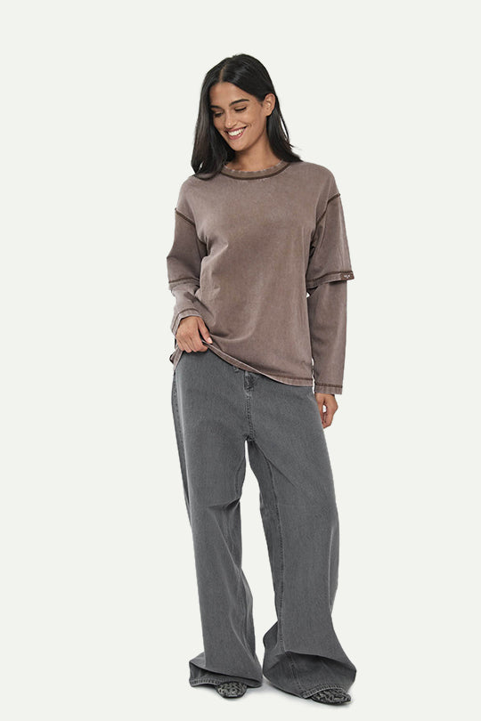 ג׳ינס רחב עם קשירה במותן בצבע אפור