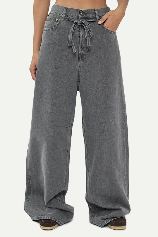 ג׳ינס רחב עם קשירה במותן בצבע אפור