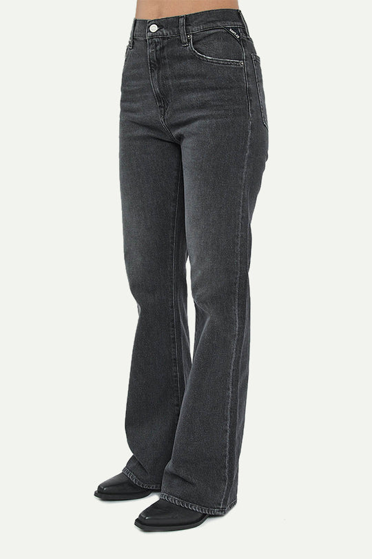 ג׳ינס BECKA בגזרה מתרחבת בצבע שחור דהוי